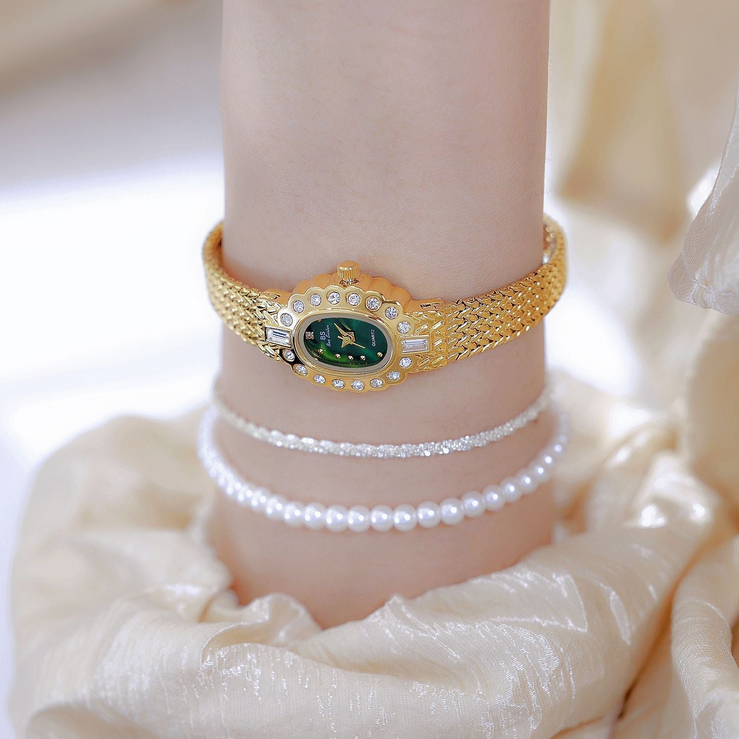 Elegant Wheat Pattern Women's Watch - A Chic and Sophisticated Style