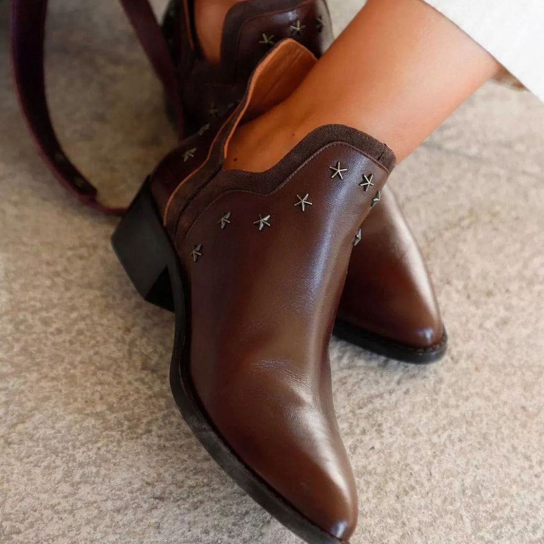 Glamorous Western Style Boots with Eye-Catching Stud Embellishments