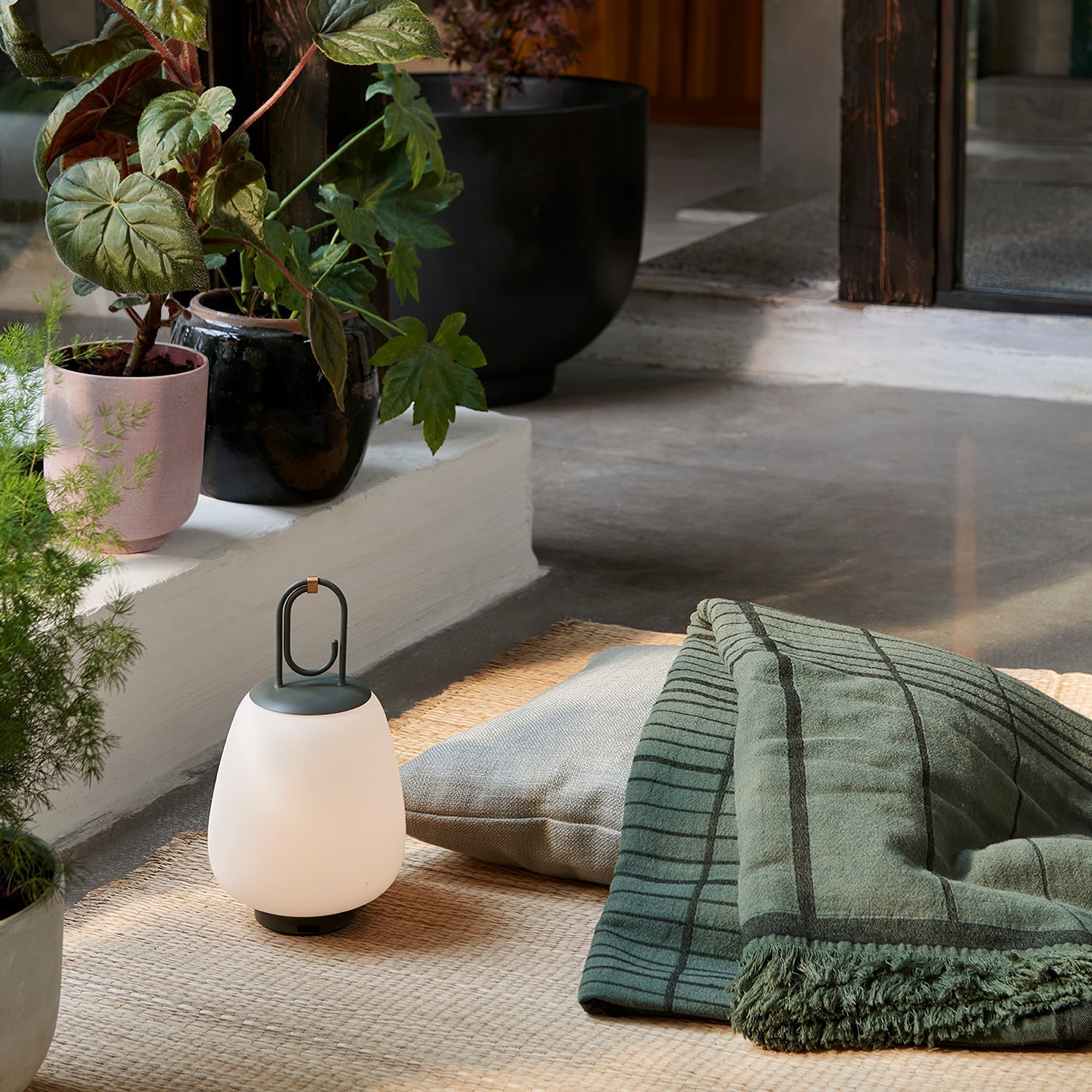 Portable LED Table Lamp with Built-in Battery for Versatile Lighting