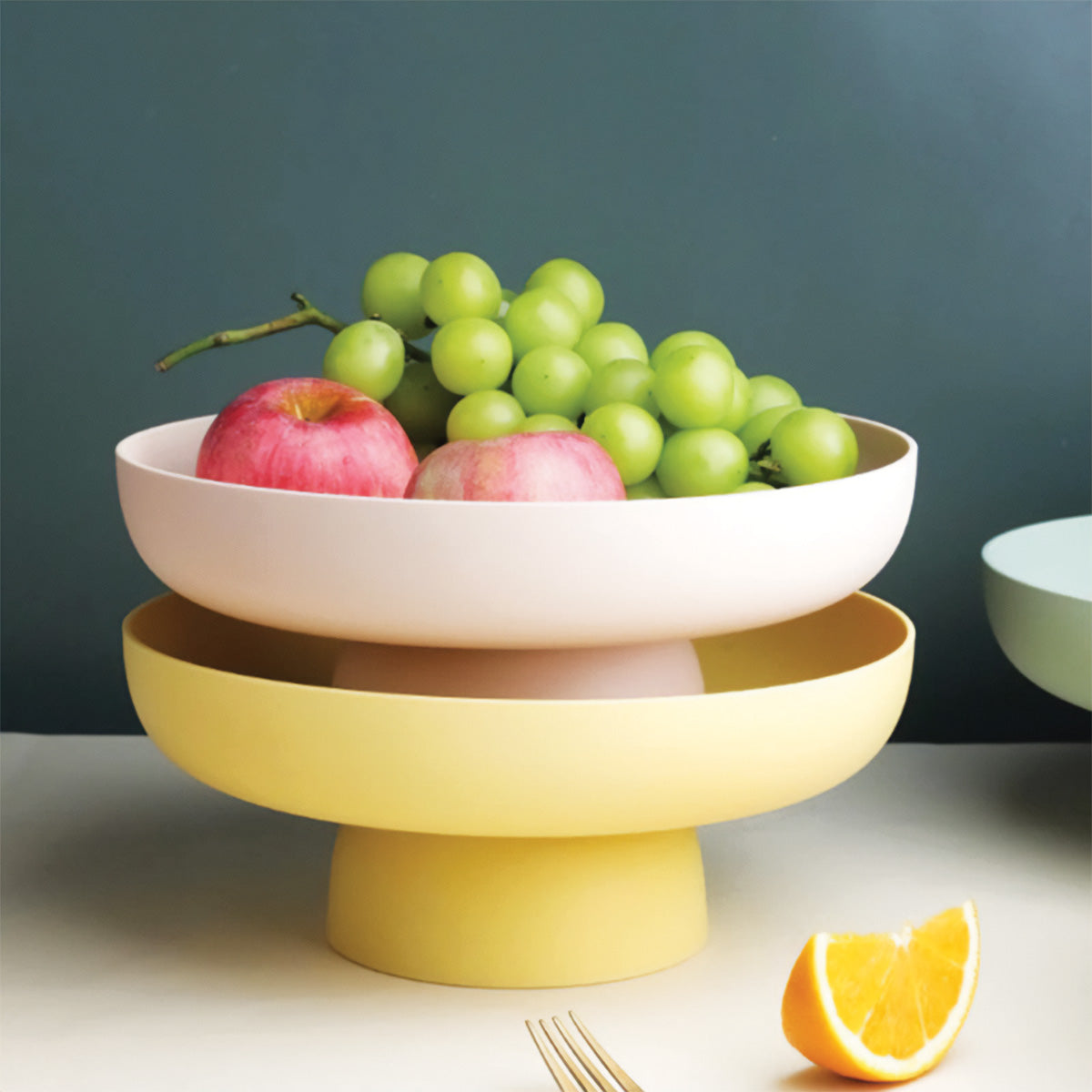Round fruit container