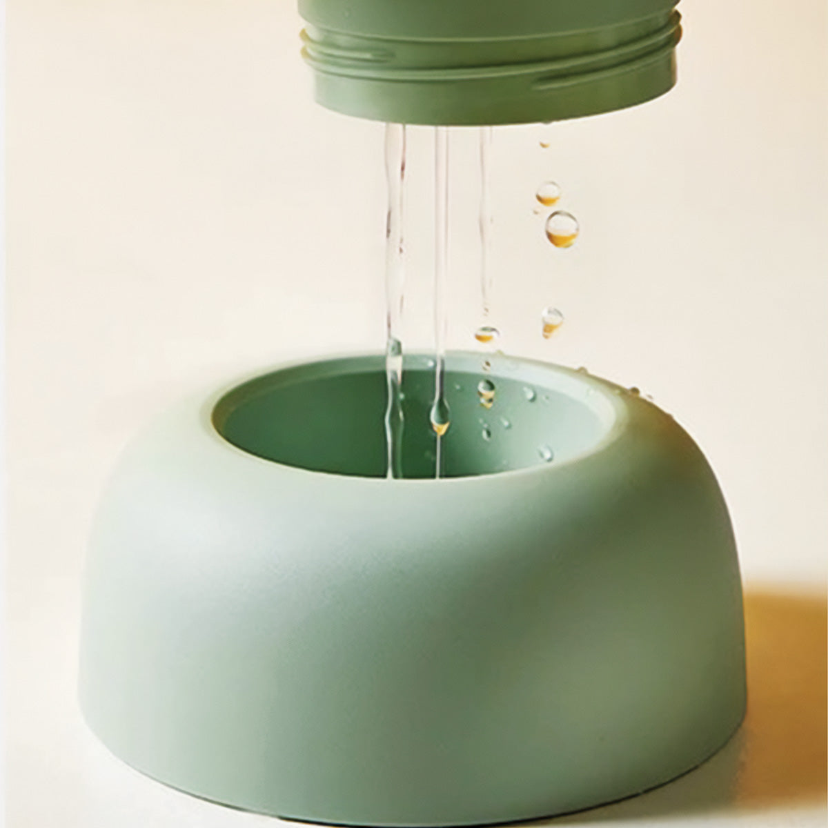 Round fruit container