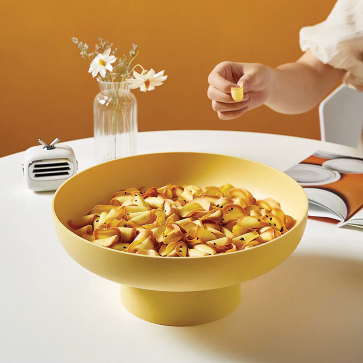 Round fruit container