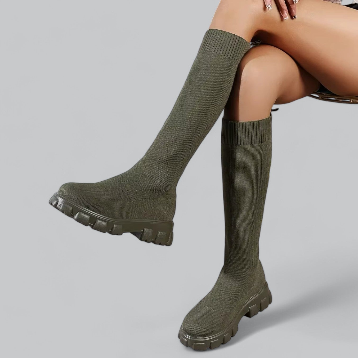 Stylish Women's Knee-High Boots with a Bold Chunky Platform Heel