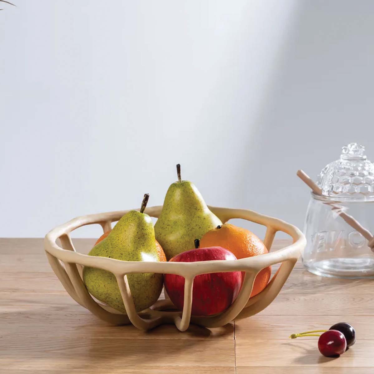 Elegant and Sculpted Resin Fruit Bowl for a Refined Presentation