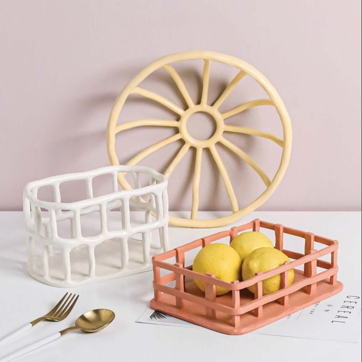 Elegant and Sculpted Resin Fruit Bowl for a Refined Presentation