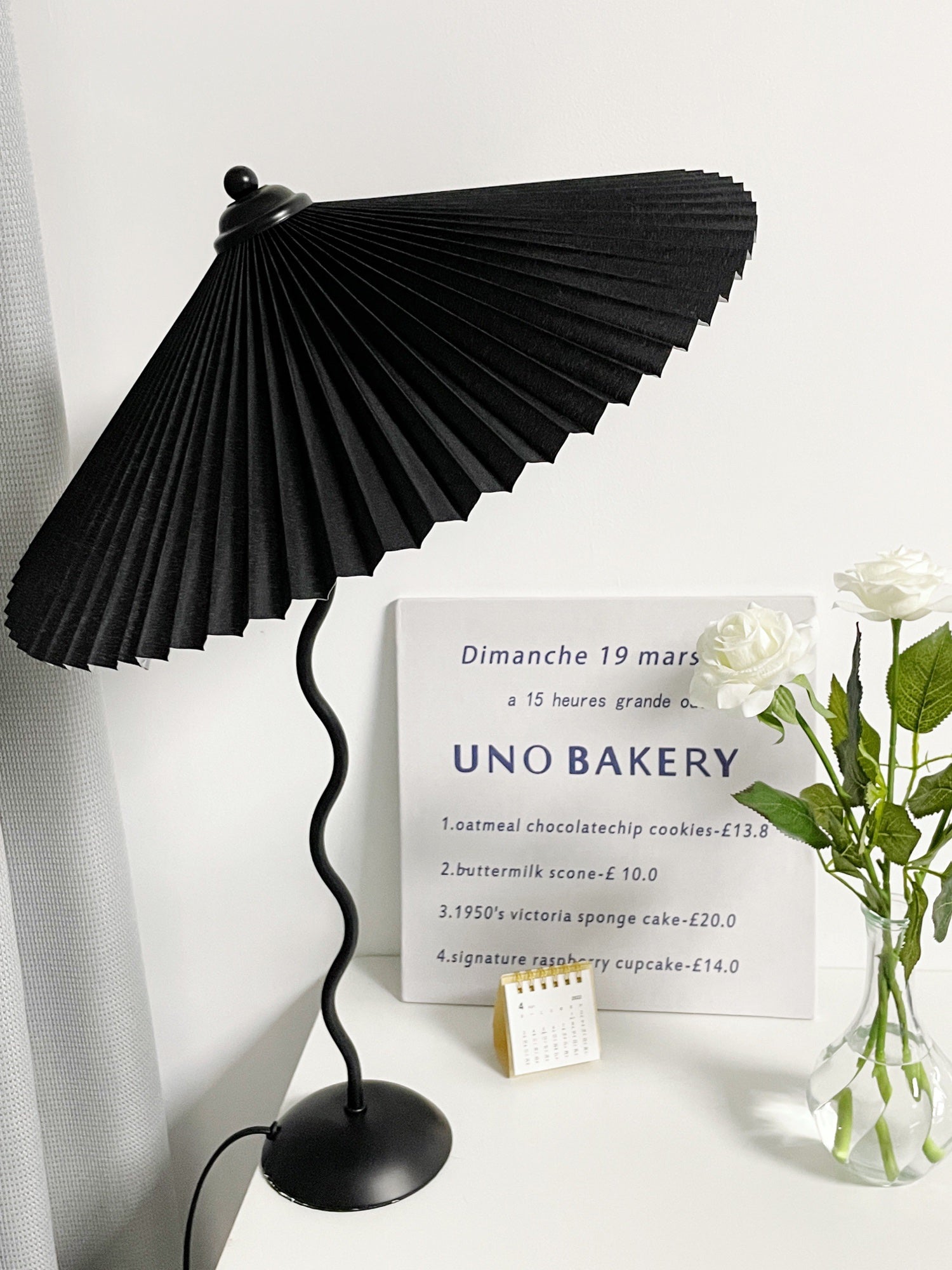 Stylish Squiggle Table Lamp for Modern Atmosphere