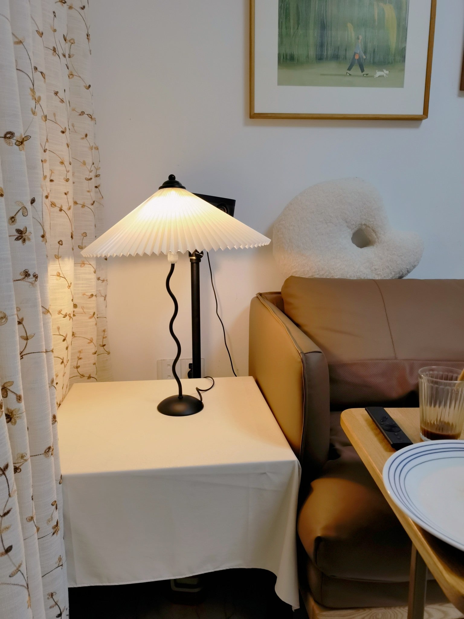 Stylish Squiggle Table Lamp for Modern Atmosphere
