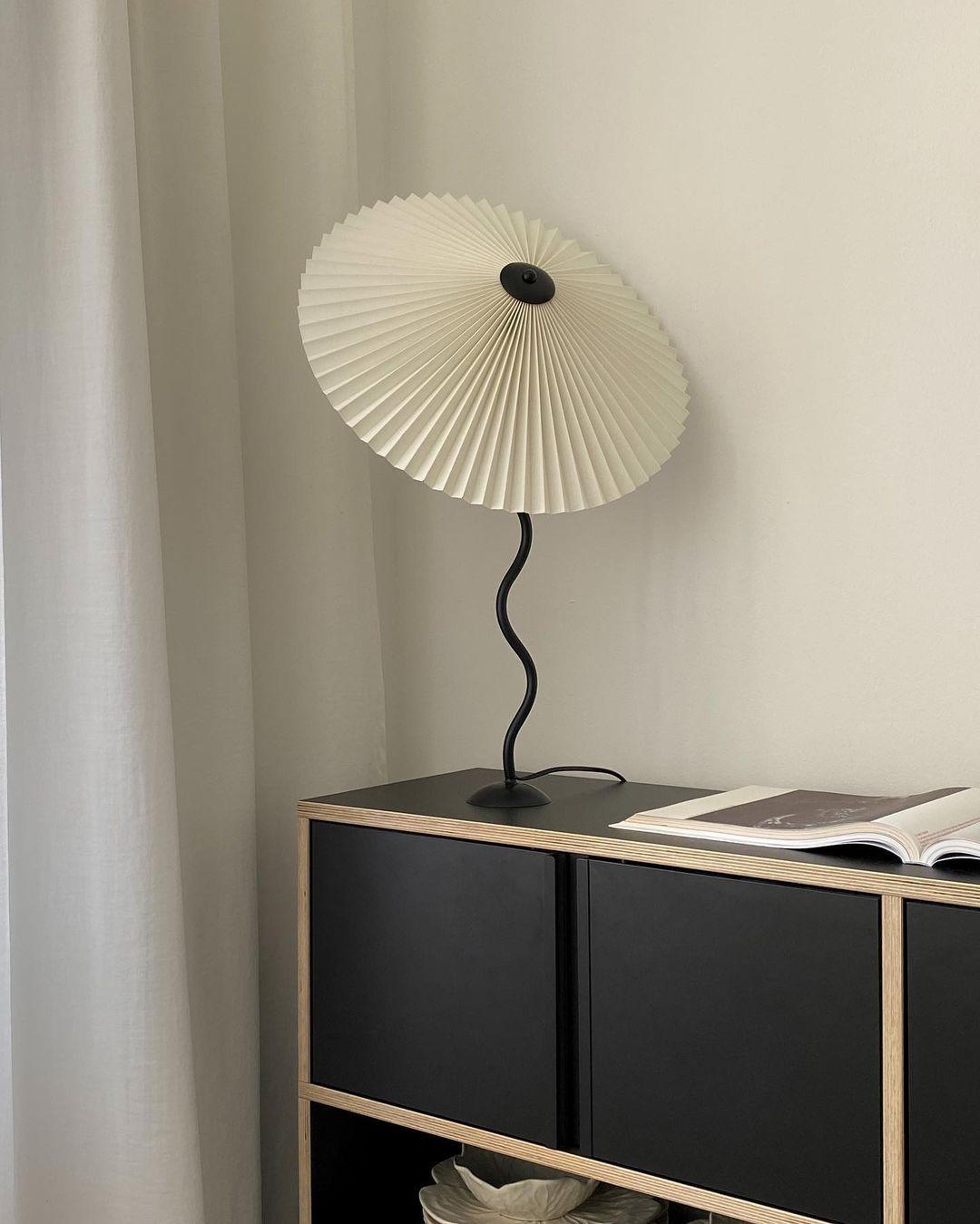 Stylish Squiggle Table Lamp for Modern Atmosphere