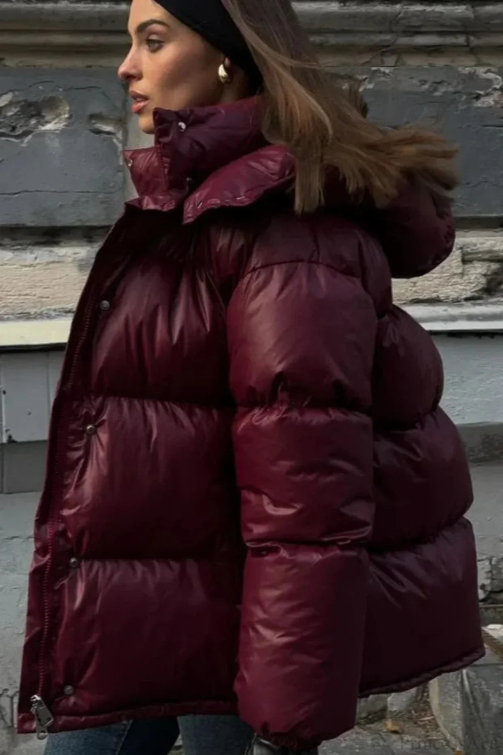 Fashionable burgundy quilted coat with a stand-up collar, single-breasted closure, and zipper