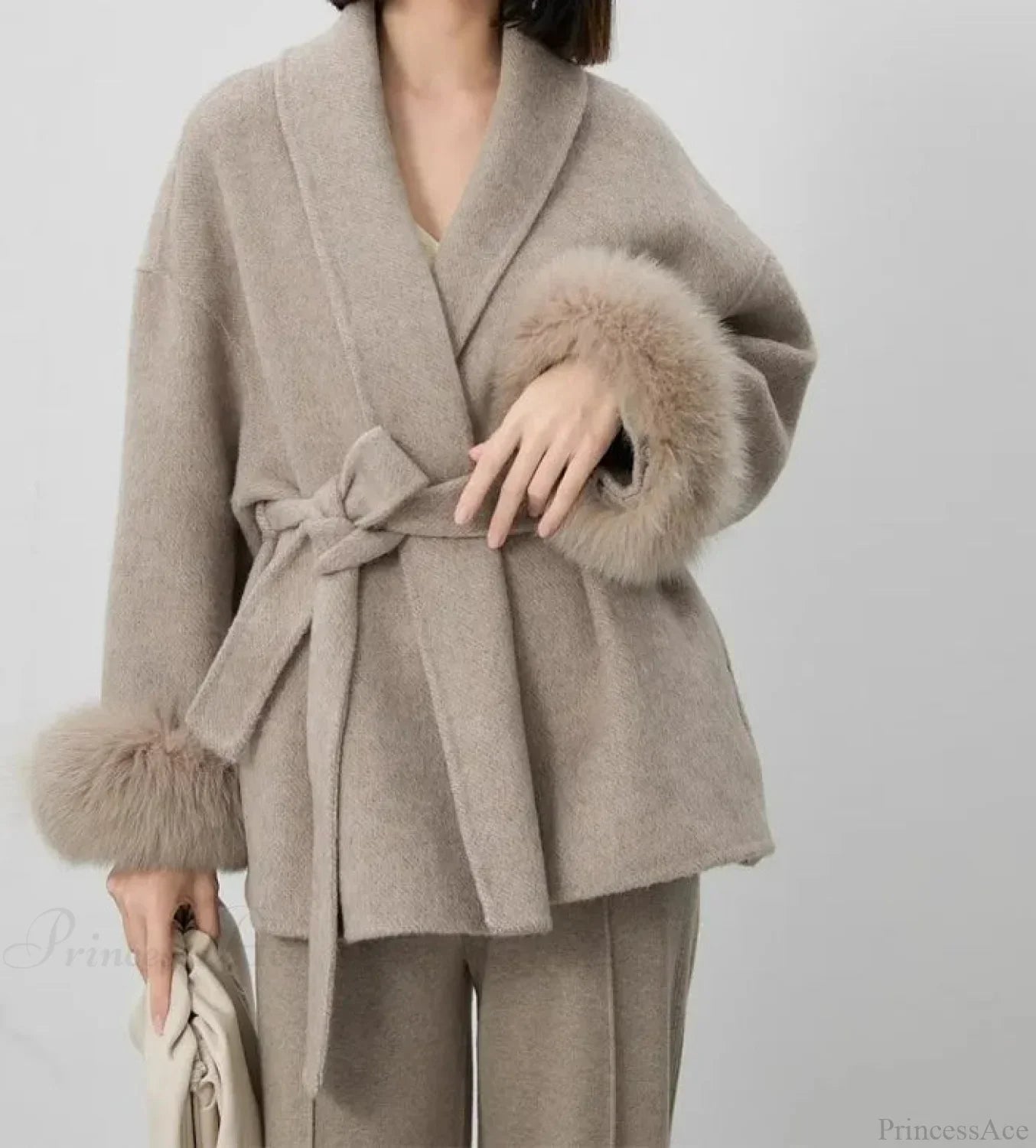 Elegant Cashmere Coat with Luxurious Fox Fur Cuffs Overcoat