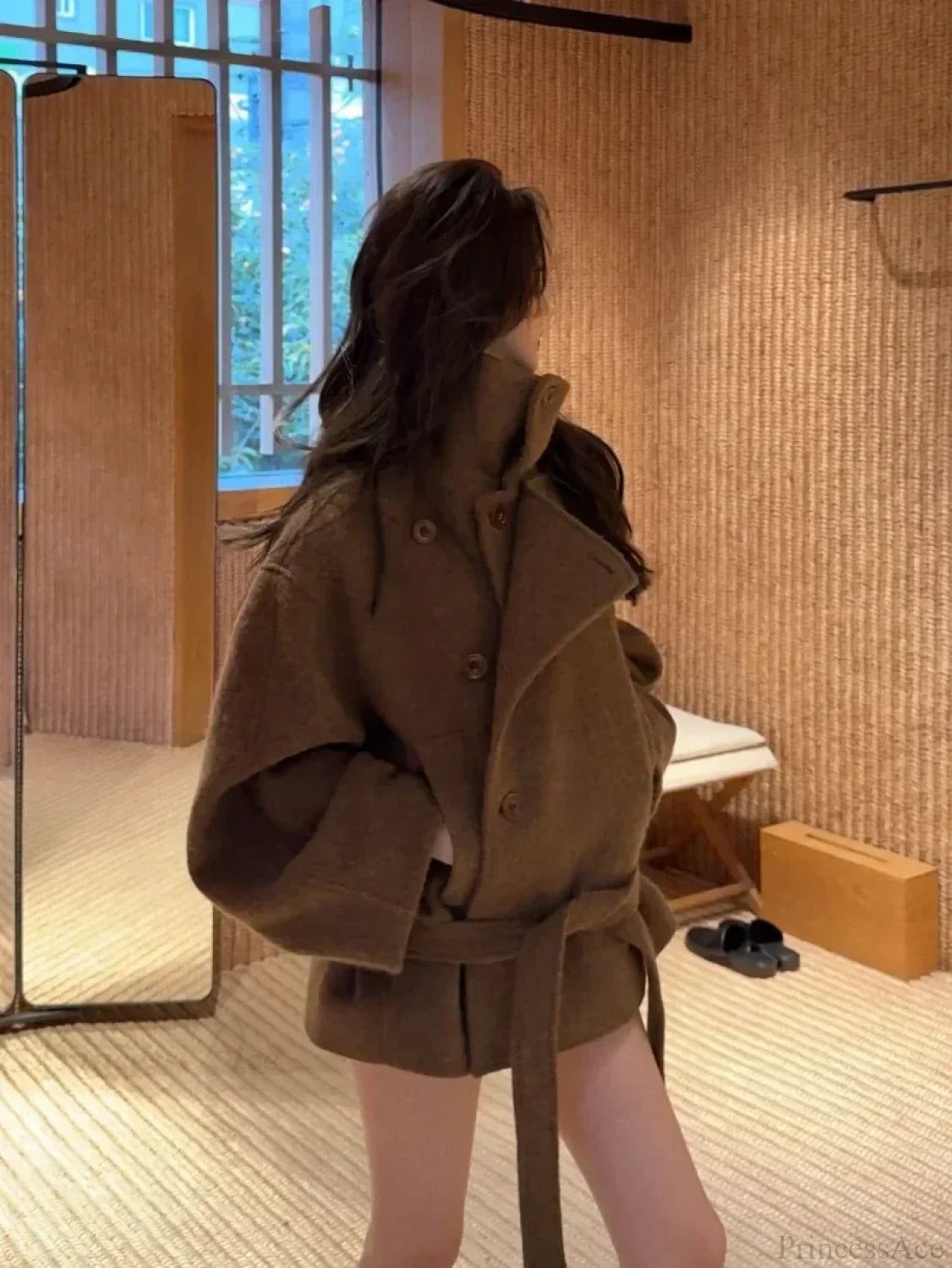 Casual wool overcoat with laces and a straight collar for a stylish and comfortable look