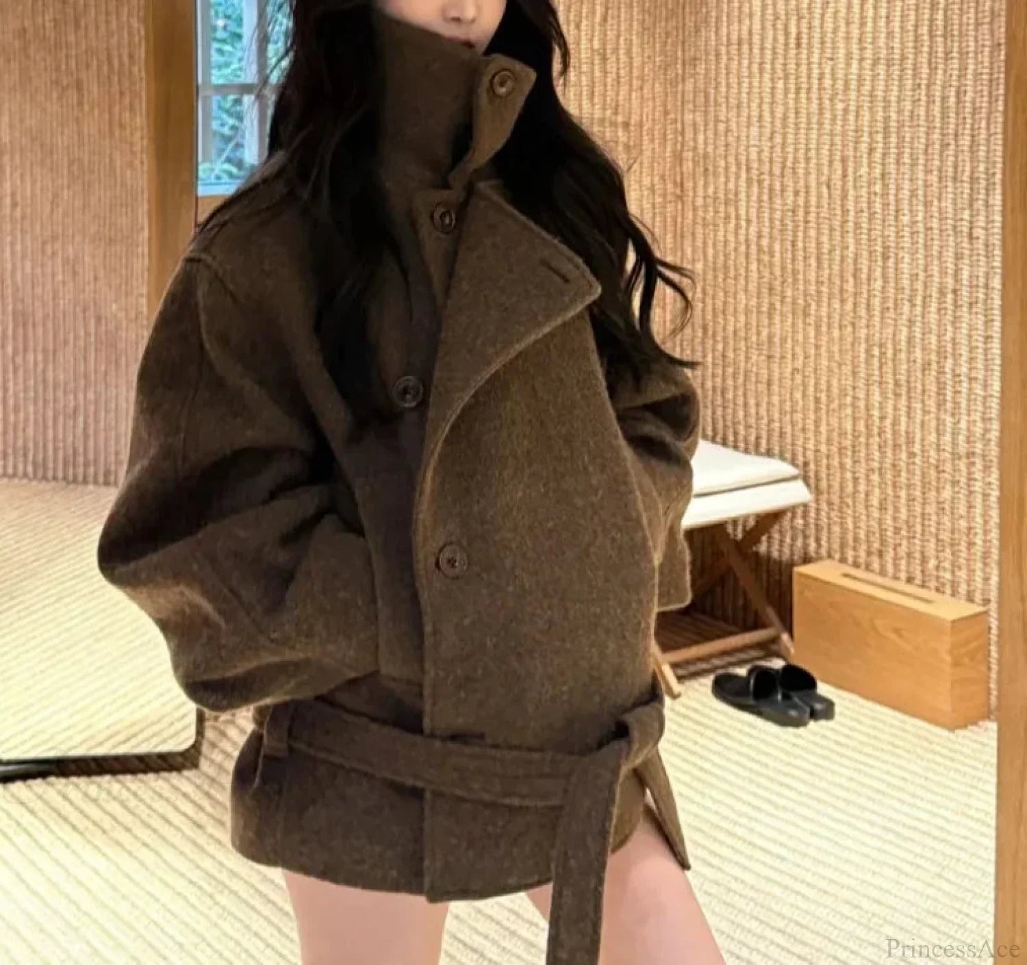 Casual wool overcoat with laces and a straight collar for a stylish and comfortable look