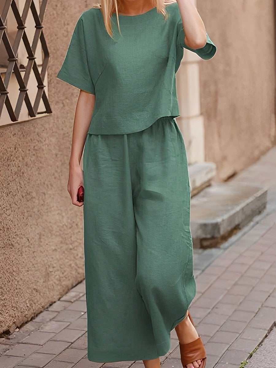 Two-piece casual set for an elegant and comfortable look