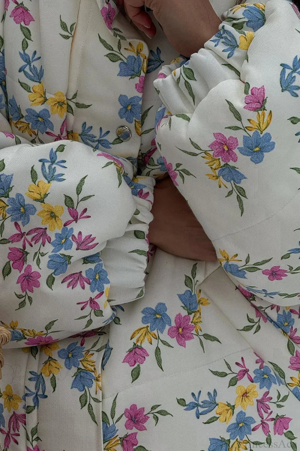 Color-impregnated cotton blend coat with high collar and zipper for a vibrant look