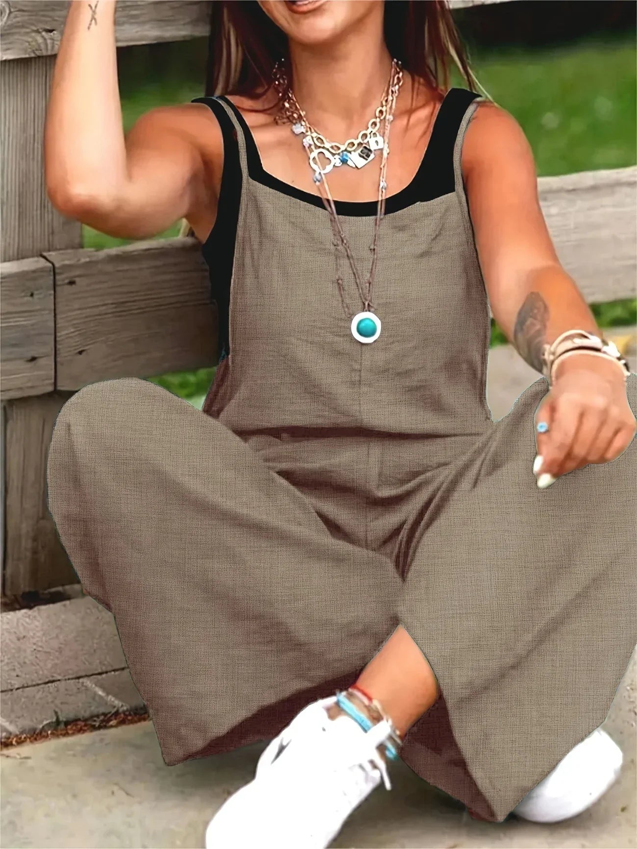 Casual wide-leg jumpsuit with pockets for a trendy and comfortable style