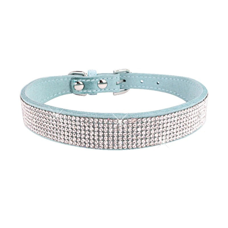 Shimmering Cuff Necklace with Sequins for a Glamorous Look