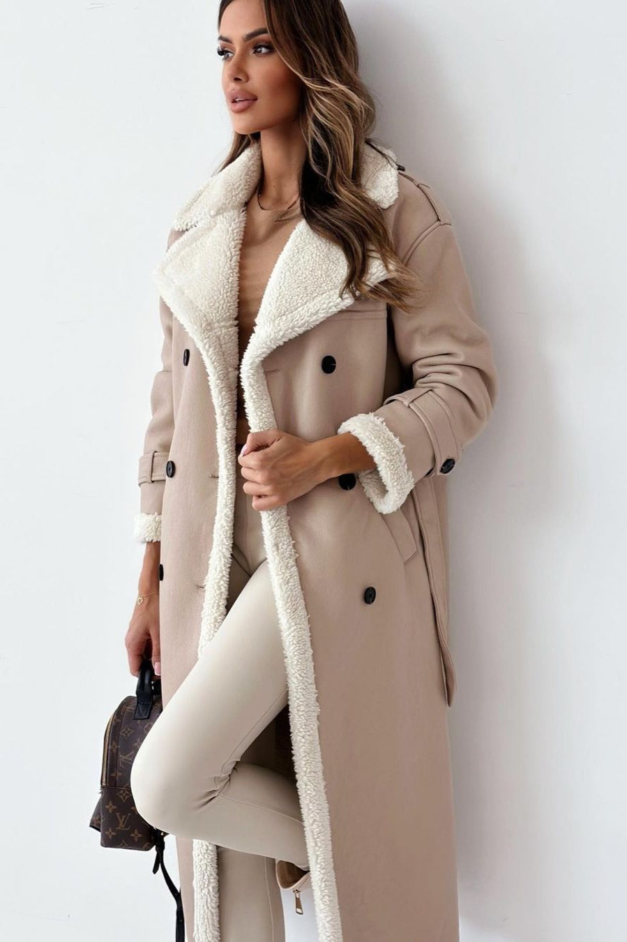 Reversible fleece jacket with stand-up collar for a versatile and warm style