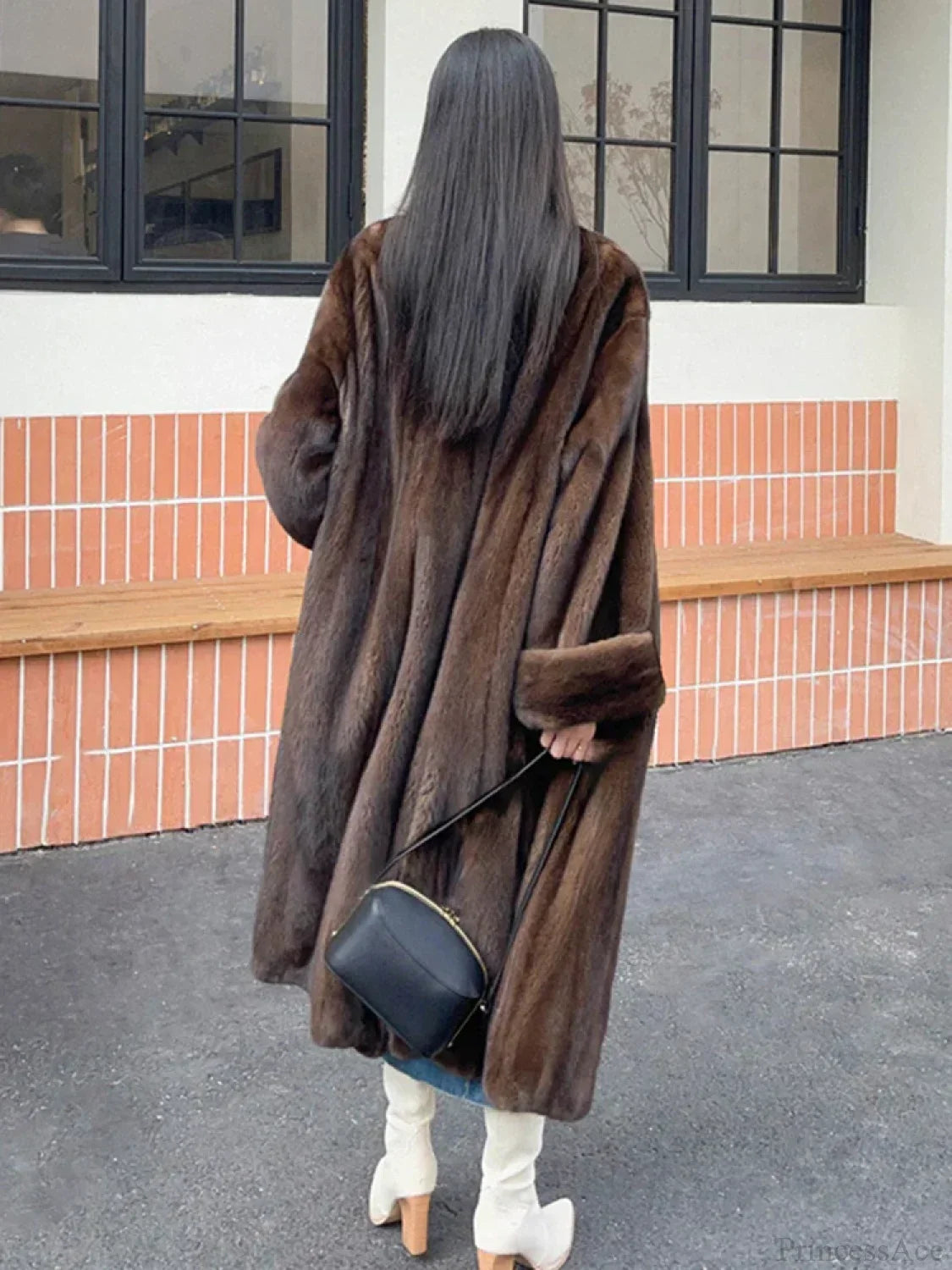 Elegant overcoat with fold-over collar, and long sleeves