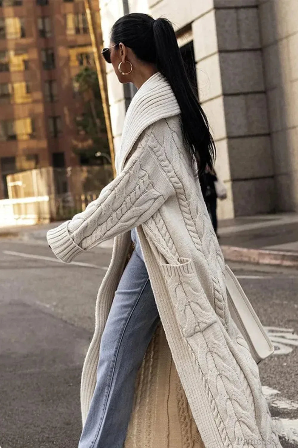 Elegant white knitted wool coat with collar, double pockets for stylish protection