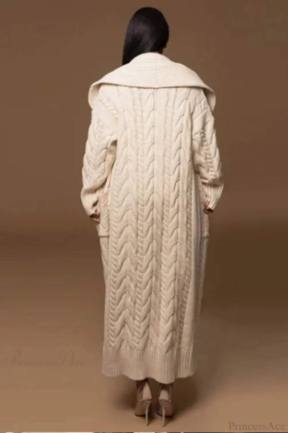 Elegant white knitted wool coat with collar, double pockets for stylish protection