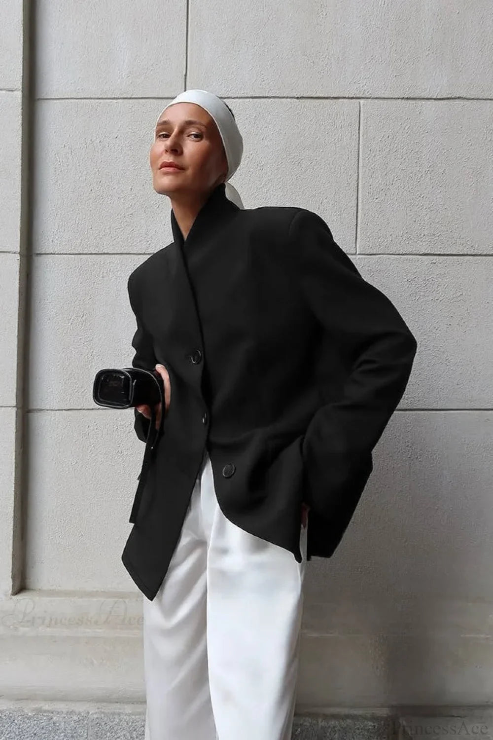 Minimalist white coat with an elegant and casual V-neck collar