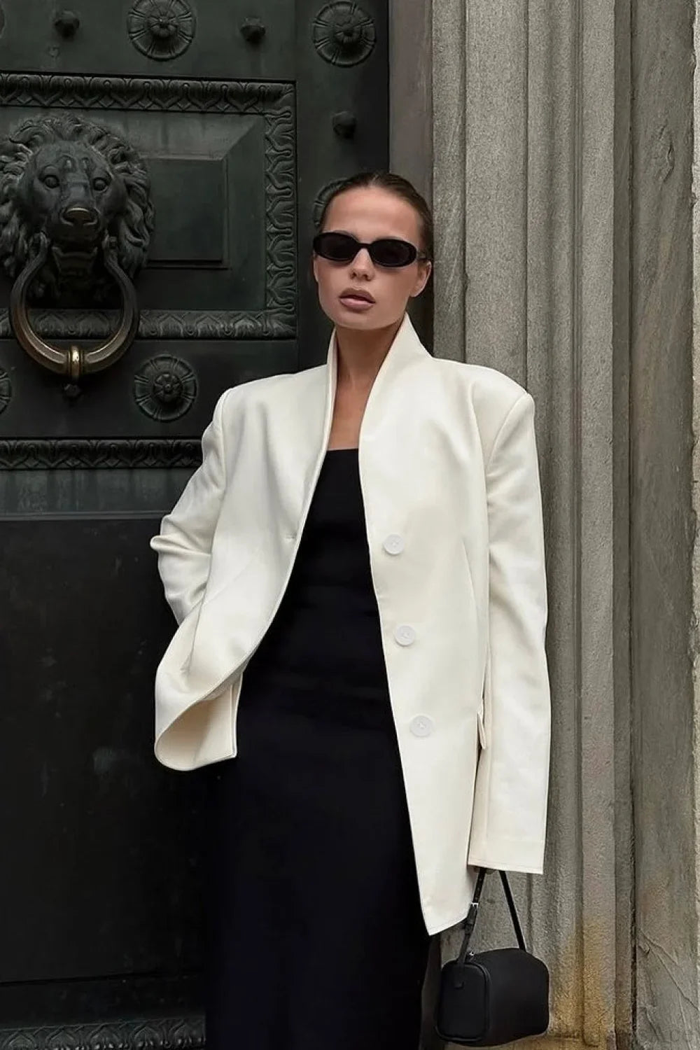 Minimalist white coat with an elegant and casual V-neck collar