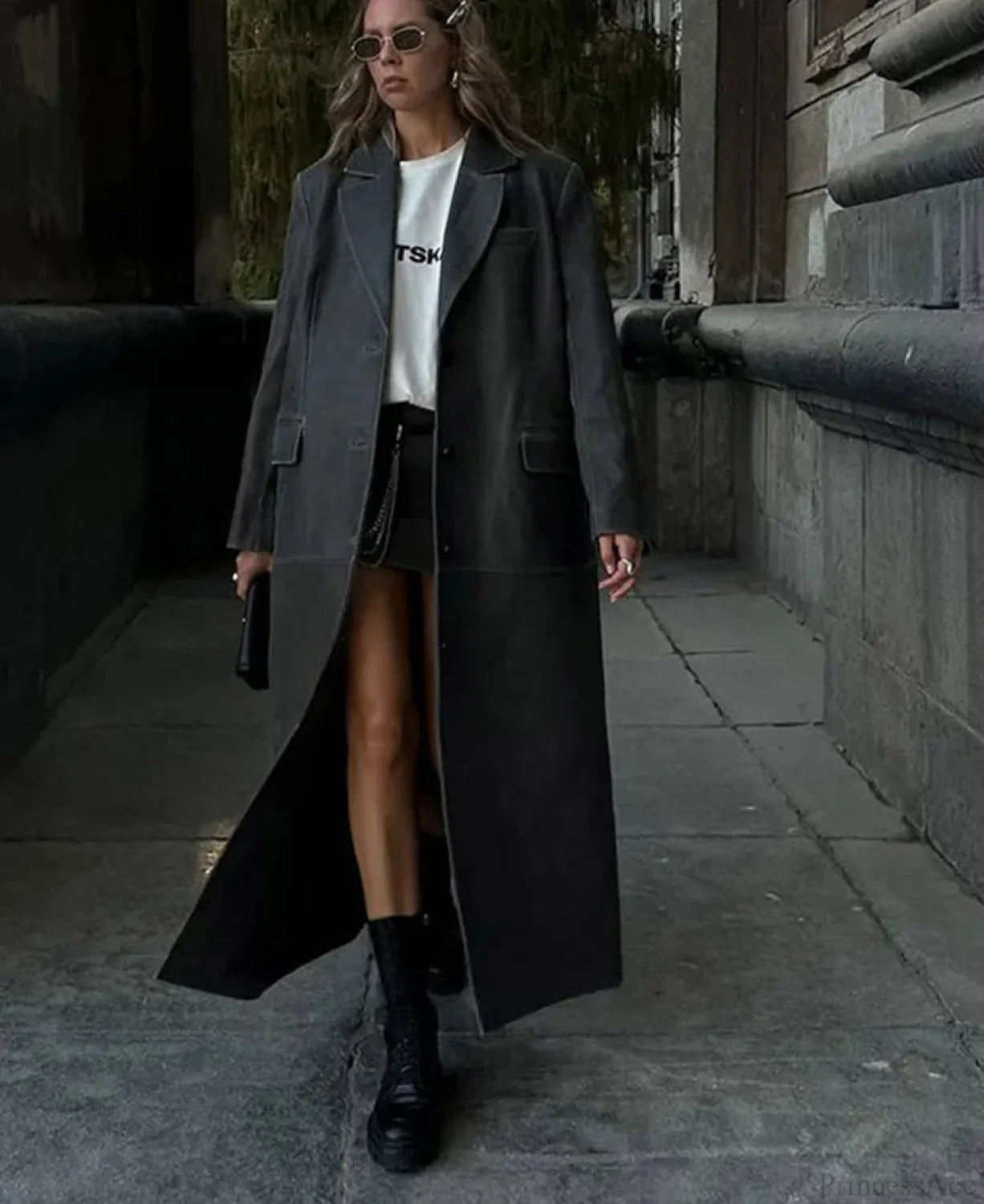 Elegant coat with lapels and cross-cut design