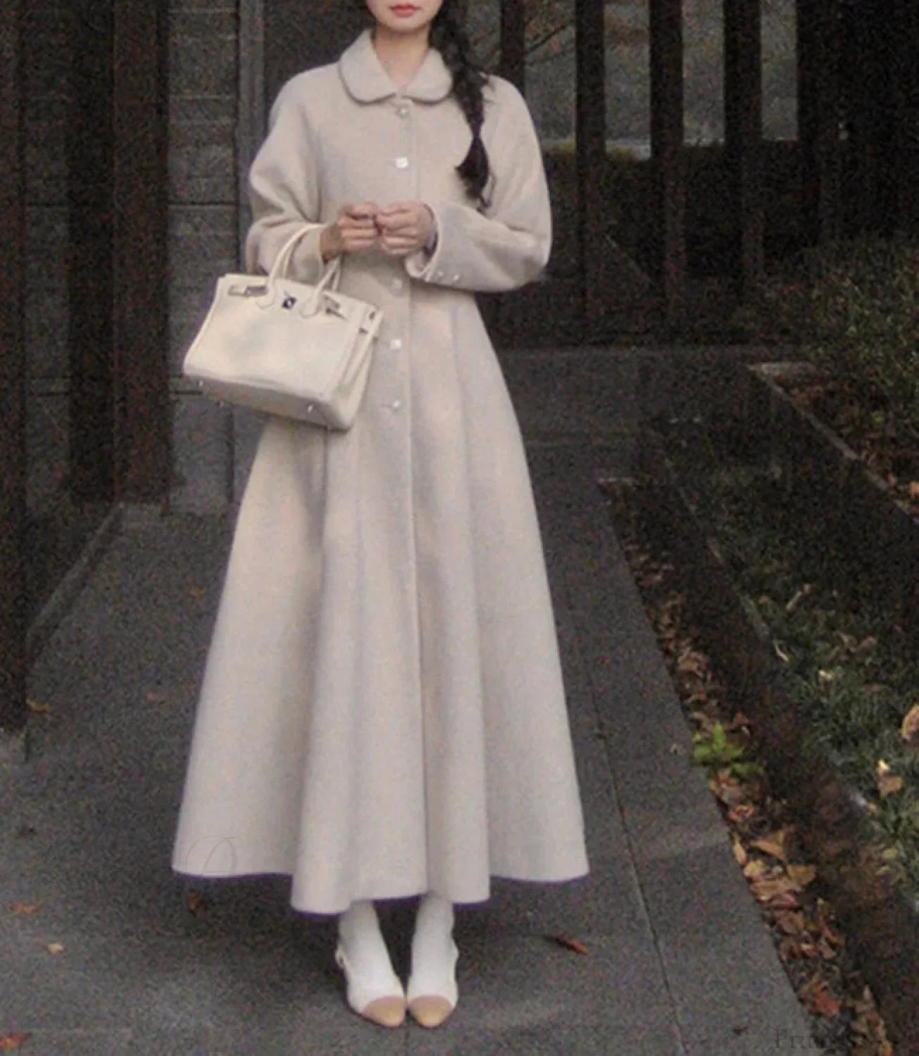 Luxurious long wool-blend coat for a chic and sophisticated style